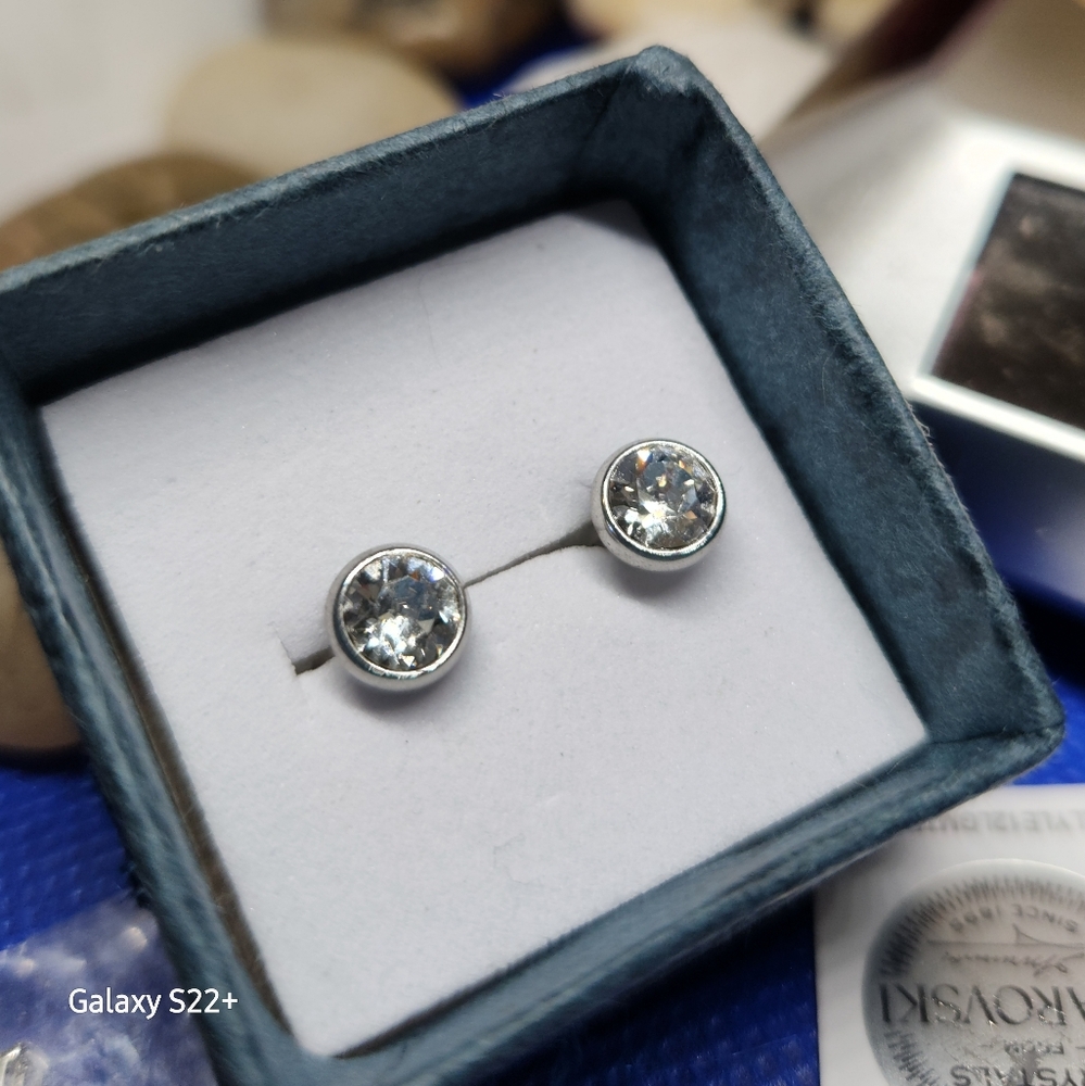 Elegant Silver Stud Earrings Made Witj Swarovski Crystals